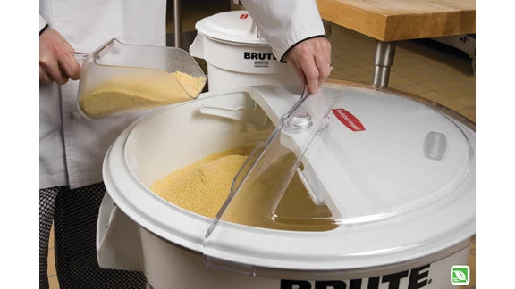 Rubbermaid PROSAVE 10G Sliding Lid with 2 Cup Scoop
(Fits RFG261000 Brute)