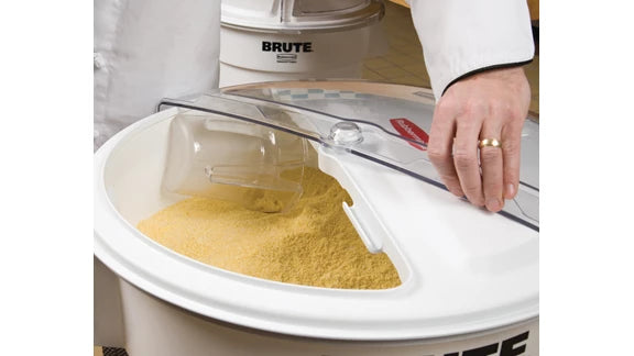 Rubbermaid PROSAVE 20G Sliding Lid with 3 Cup Scoop
(Fits RFG262000 Brute)
